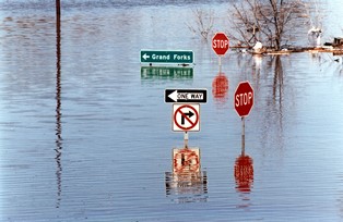 flooding over roads in east grand forks minnesota in 1997