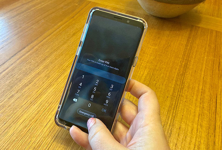 A smartphone with the emergency call option on the lock screen
